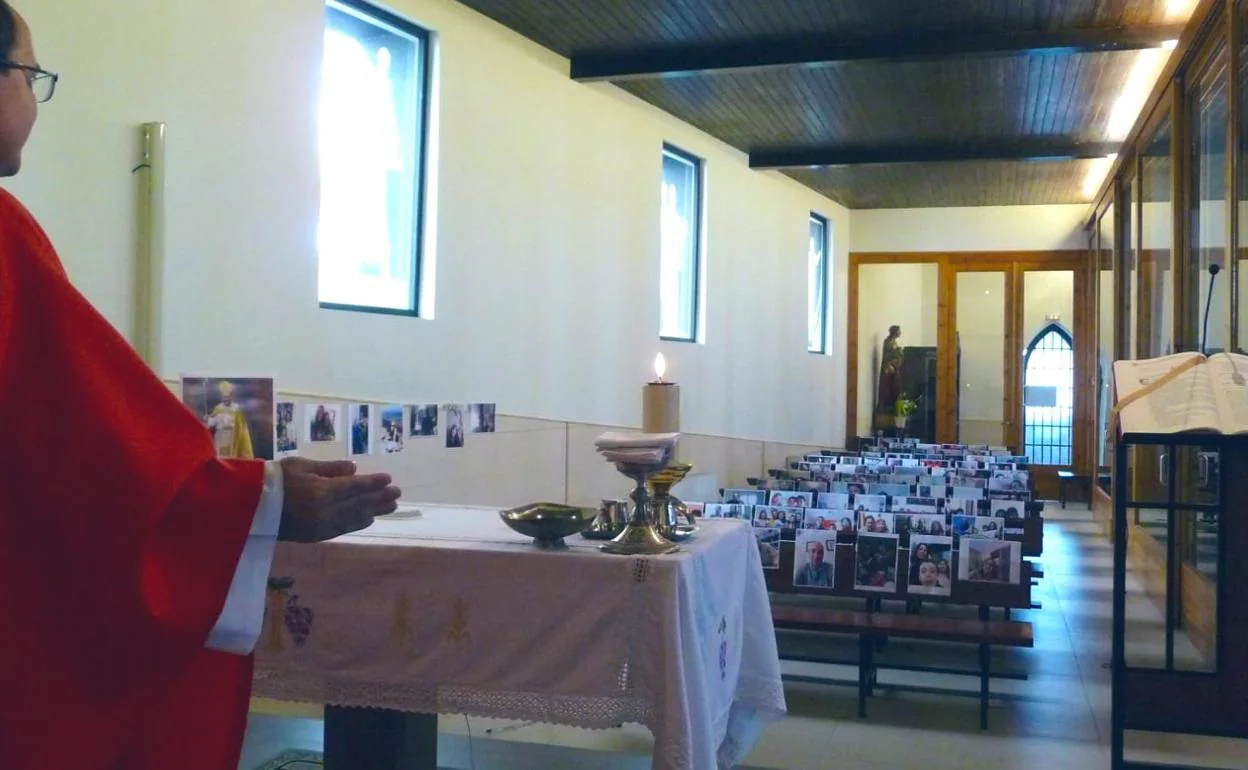 El párroco de San Cristóbal celebró la misa del Domingo de Ramos con fotos de sus feligreses.