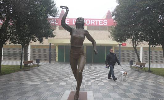 La estatua se encontraba frente al pabellón municipal de Palencia que durante un tiempo llevó su nombre. 