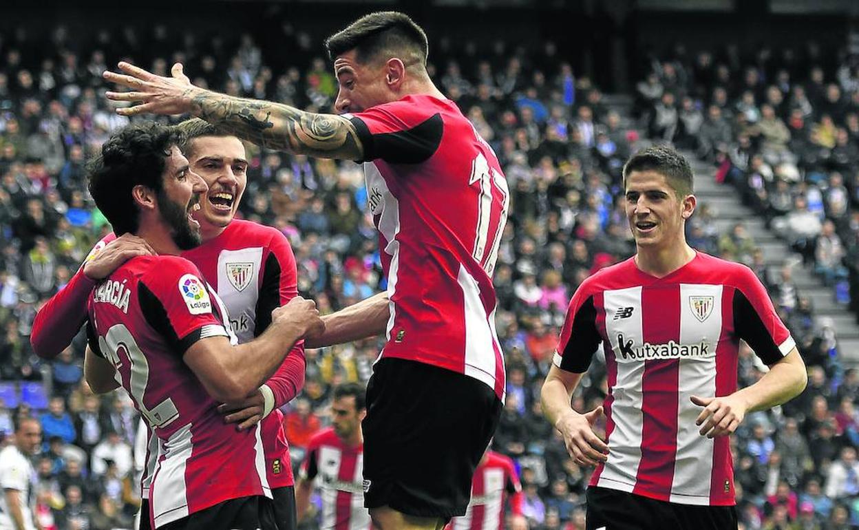 Los jugadores rojiblancos celebran uno de los goles que anotaron en el último partido de Liga que han disputado, el 8 de marzo en Zorrilla ante el Valladolid. 