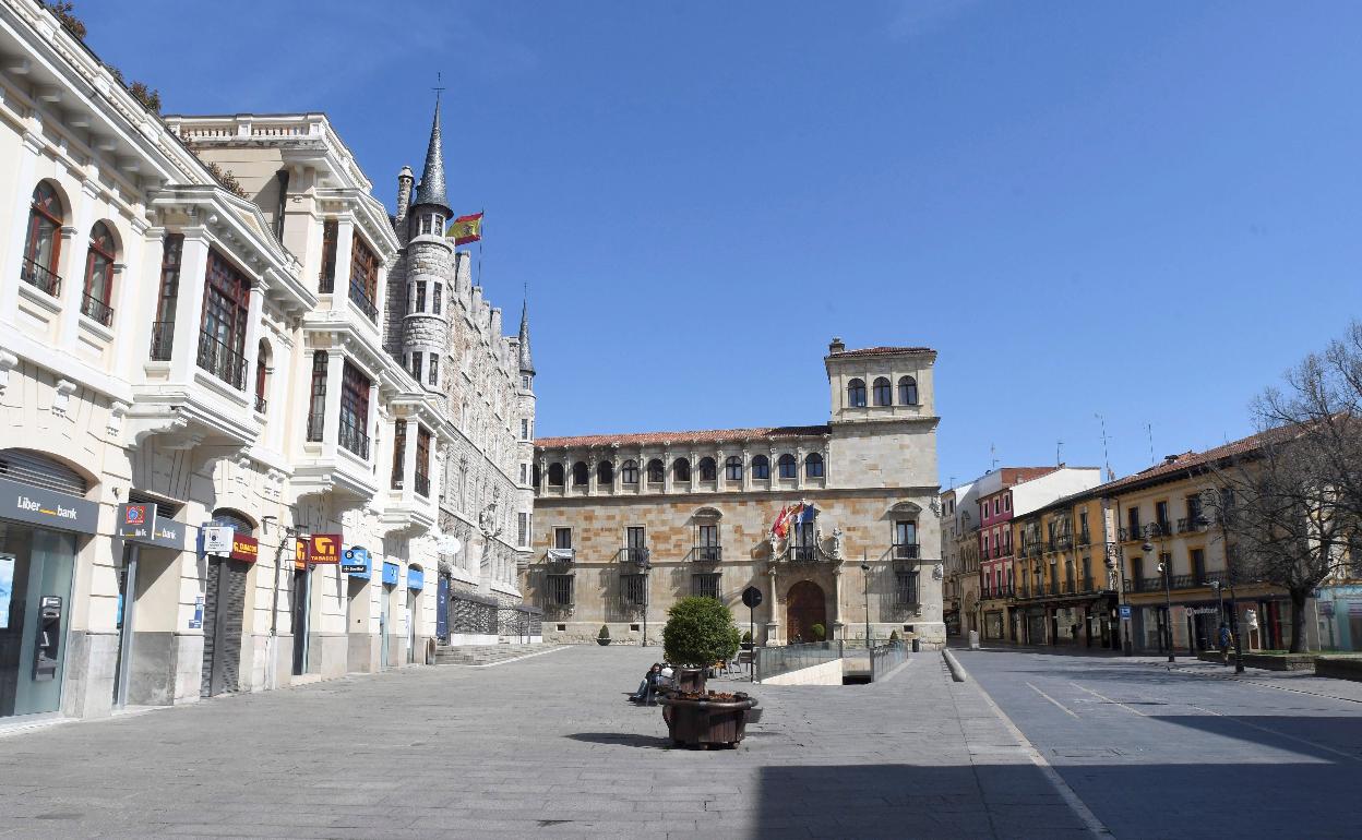 Plaza de la Catedral de León, vacía estos días por el coronavirus. 
