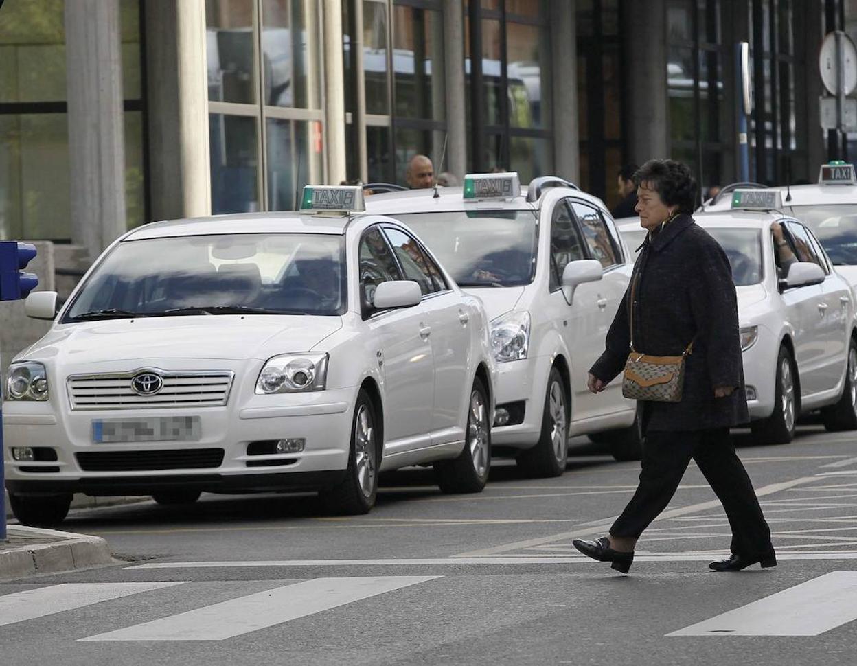 Taxis a la espera de clientes en una calle de Vitoria. 