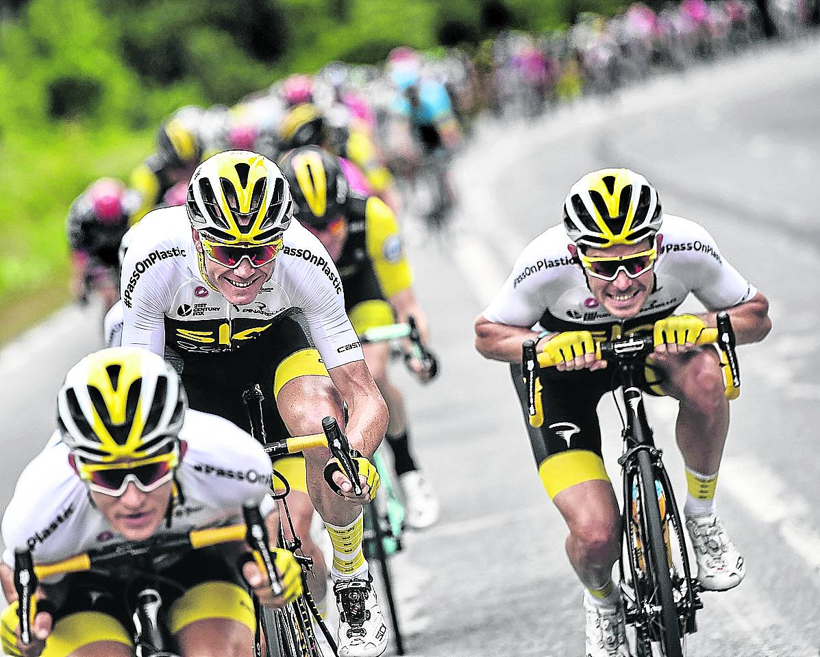 Michal Kwiatkowski, Chris Froome y Luke Rowe (derecha), compañeros en el Sky y el Ineos.