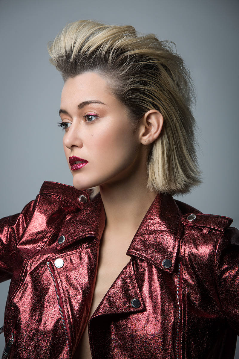 Tupé bicolor con las raíces en contraste.