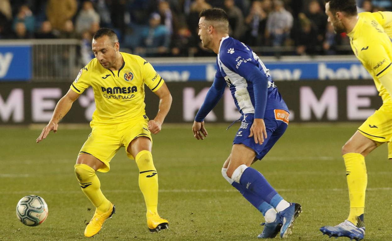 Cazorla es presionado por Camarasa durante el Alavés-Villarreal del pasado 25 de enero. 