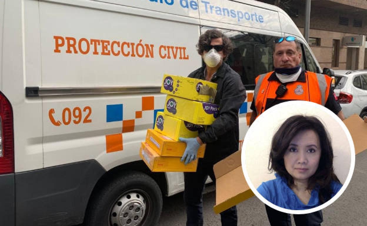 Miembros de Protección Civil muestran en Madrid las mascarillas donadas por la familia de Denise Pikka Thiem. A la derecha, imagen de la joven asesinada.