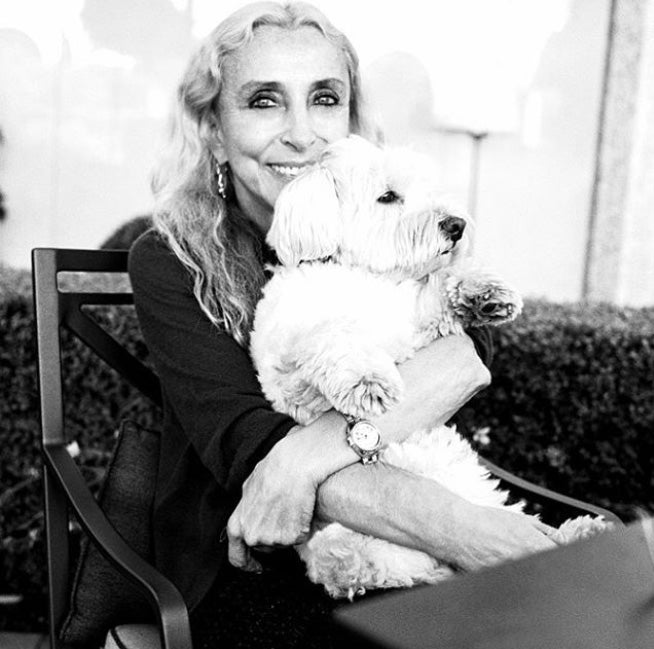 Las plataformas virtuales están siendo buenos compañeros de cuarentena y, por eso, quizás sea un buen momento para indagar en los documentales de moda que nos ofrecen. En Netflix destacamos ‘Franca: Chaos and Creation”, que resume la vida de Franca Sozzani, editora de Vogue Italia y punto de referencia de la moda en el mundo. En HBO está disponible “Ralph Lauren: el hombre detrás de la marca”, un repaso por la vida del icónico diseñador americano. En Filmin, por ejemplo, encontramos “Vivienne Westwood: reina del punk”, que desgrana la historia de esta irreverente diseñadora inglesa.