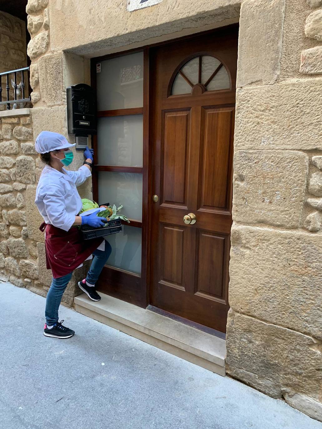 Nicoleta Diculescu entrega un pedido en Laguardia.