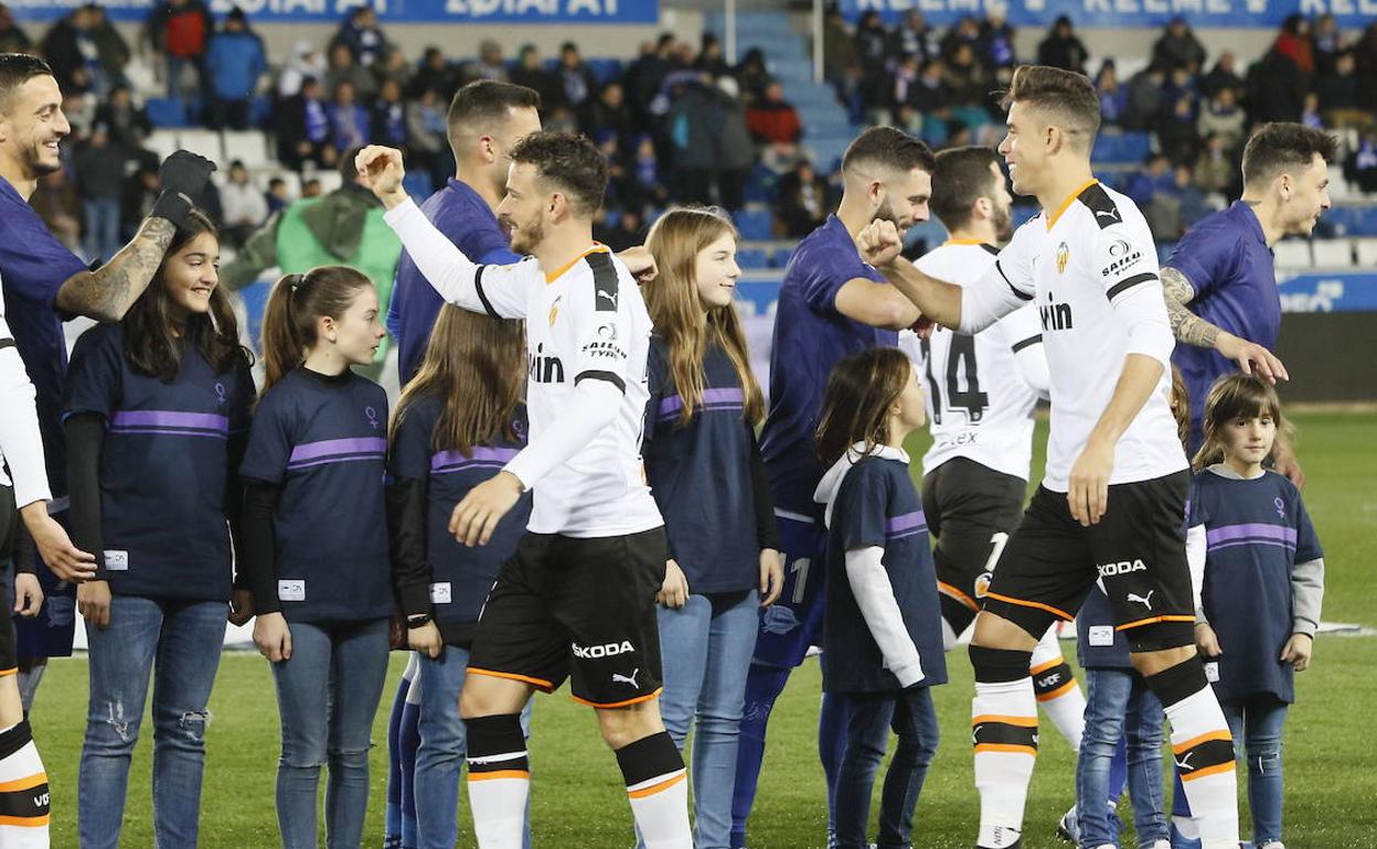 Los jugadores del Alavés y el Valencia se saludan en el último partido del equipo albiazul. 