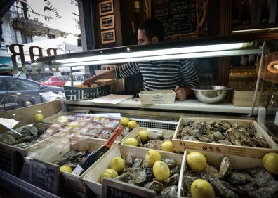 Imagen secundaria 1 - Cara a cara con un sándwich del El Eme, ostras de El Puertito, y las felipadas del Alameda.