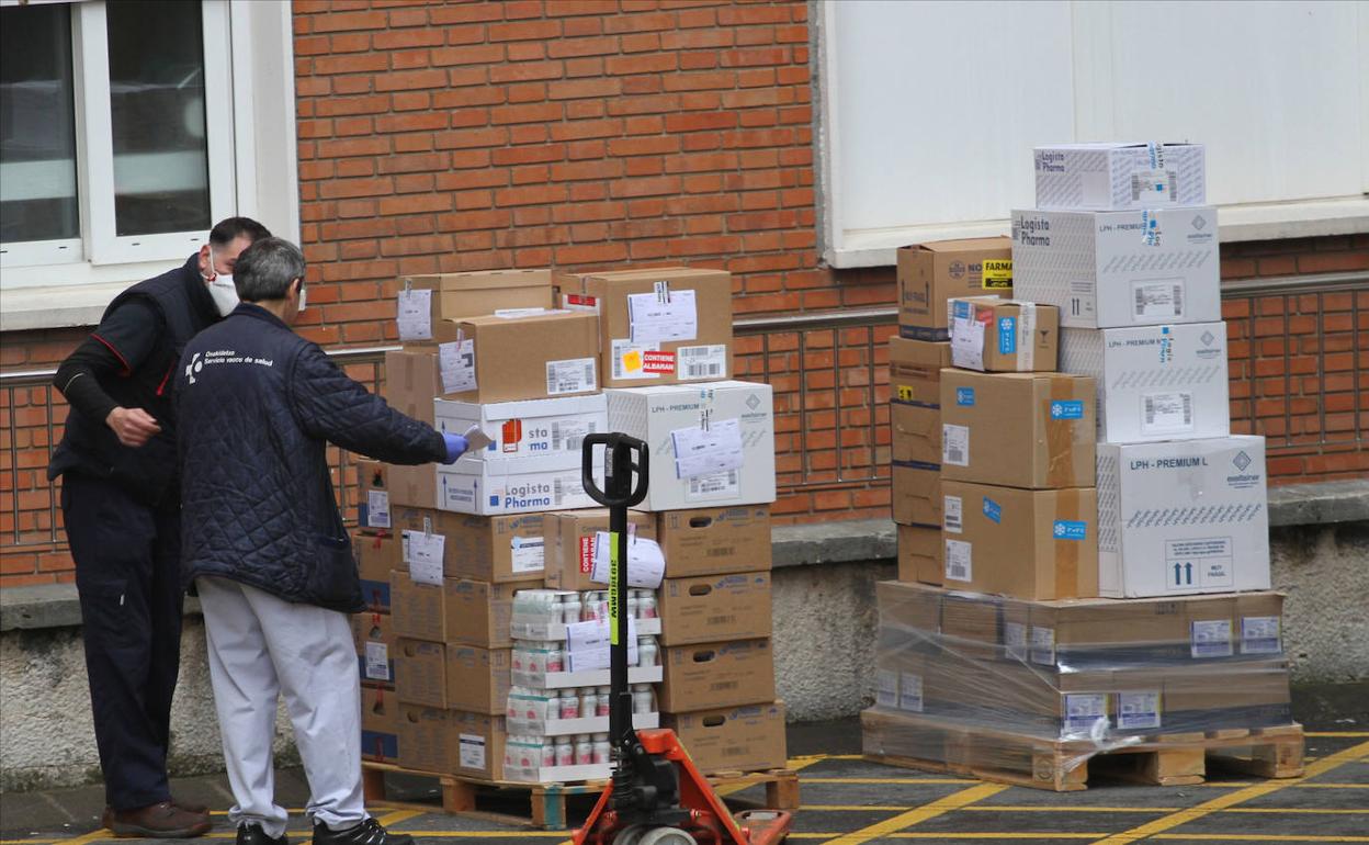 Llegada de material al hospital de Cruces, Barakaldo, durante el estado de alarma por el coronavirus. 