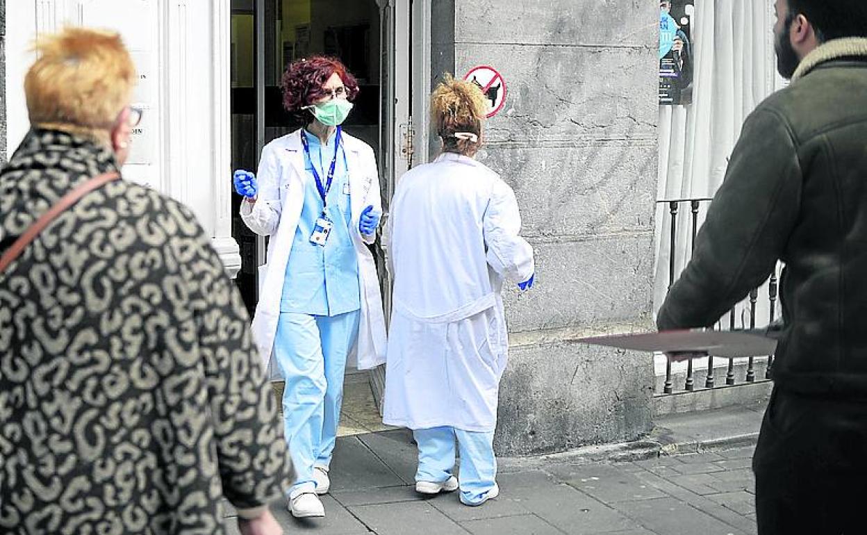 Sanitarias, a las puertas del ambulatorio de Portugalete.