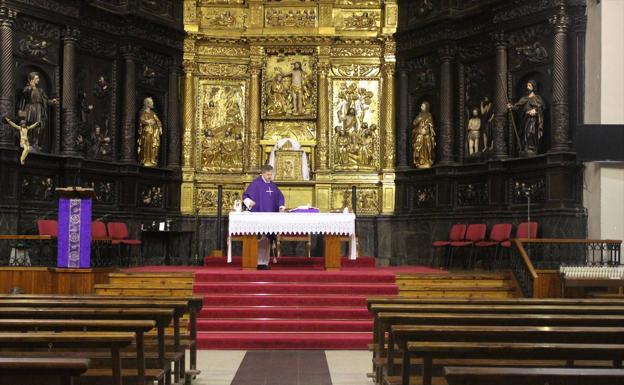 Los curas alaveses imparten misa a puerta cerrada durante estos días. 