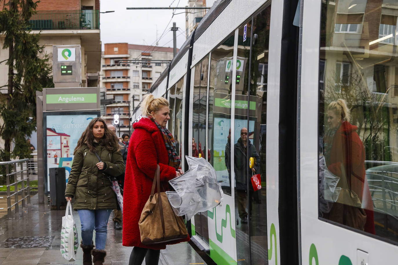 Dos mujeres se disponen a subir al tranvía en Angulema.