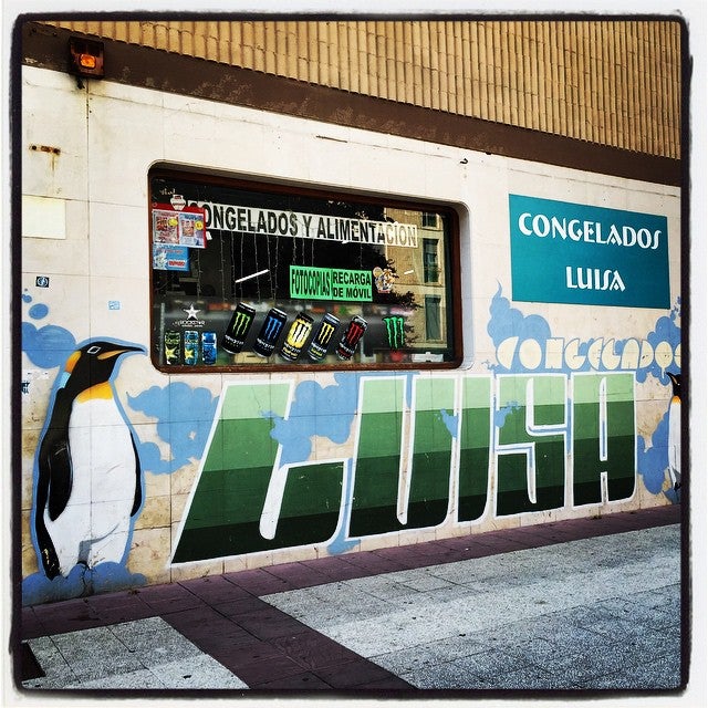 Nada mejor que una pareja de pingüinos para evocar el frío de los congelados de esta tienda situada en el barrio de Sansomendi.