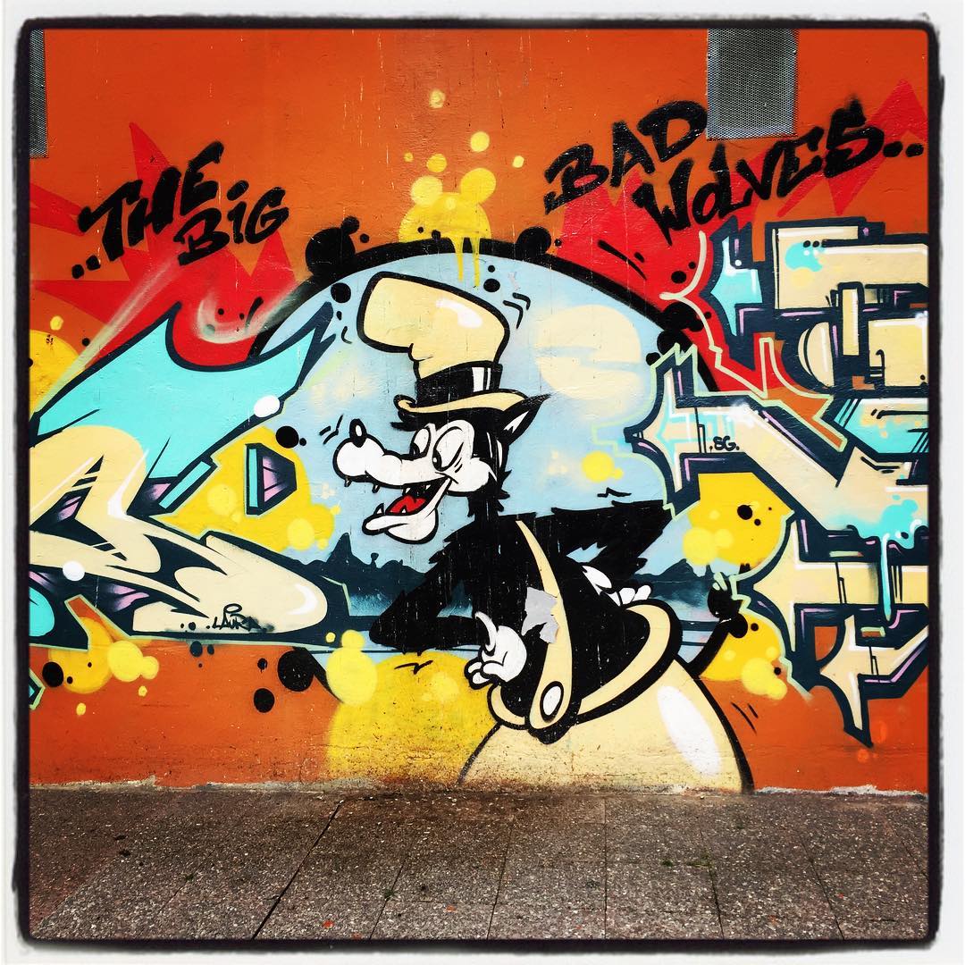 El lobo feroz es uno de los clásicos personajes de los cuentos infantiles. A éste, como a otros muchos, se le ha pintado con sombrero y pantalón.