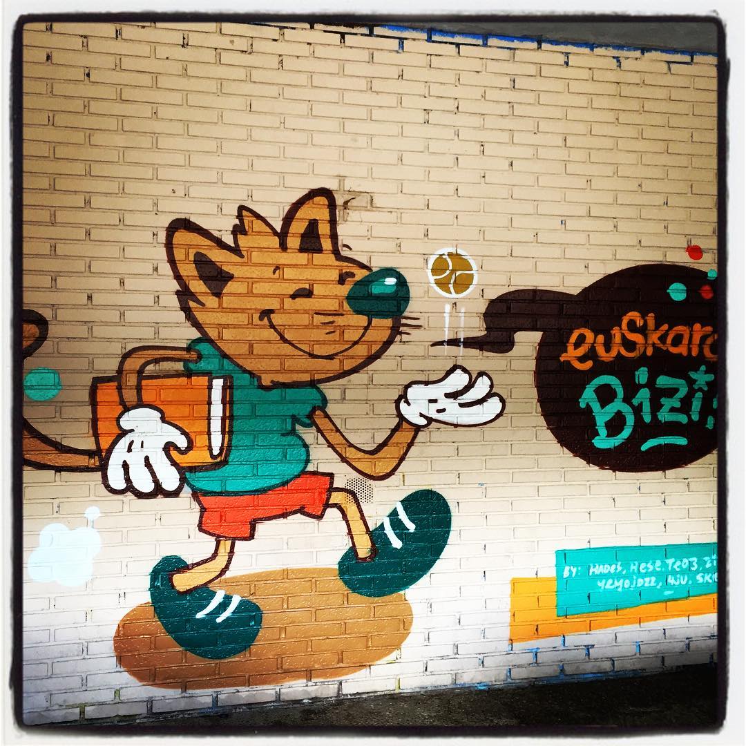 En el colegio público Ángel Ganivet, situado en Santa Lucía, existen muchas muestras de arte urbano. Aquí podemos ver a una peculiar criatura que camina, libro en mano, hacia clase.