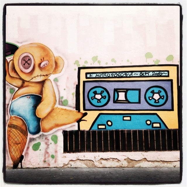 Este curioso personaje, que calza zapatos de tacón y tiene dos botones por ojos, intenta bailar al ritmo que le marca la casete.