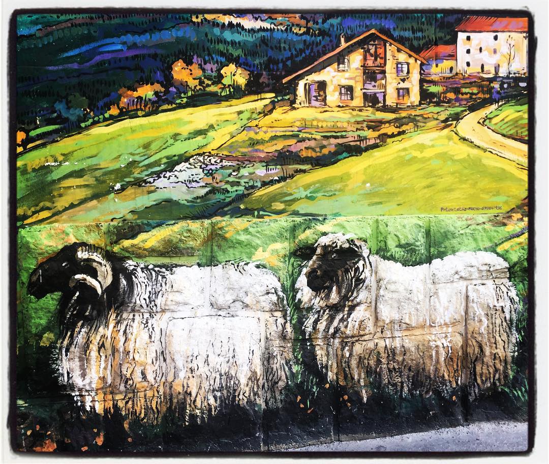 Con su inconfundible estilo y paleta de colores, Pakiyo pintó hace años la fachada de esta carnicería situada en la avenida de Judimendi. Las vacas y ovejas gozan de gran protagonismo en una escena muy rural.