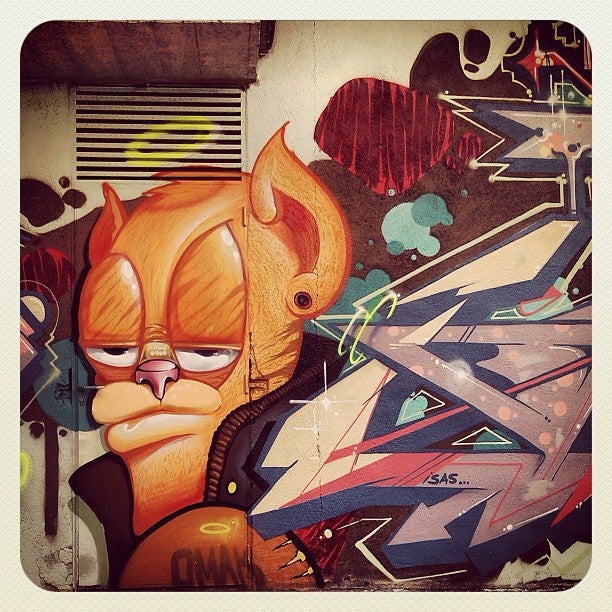 En los muros de Vitoria es también posible encontrar múltiples criaturas fantásticas, como la que acapara el protagonismo en este grafiti.