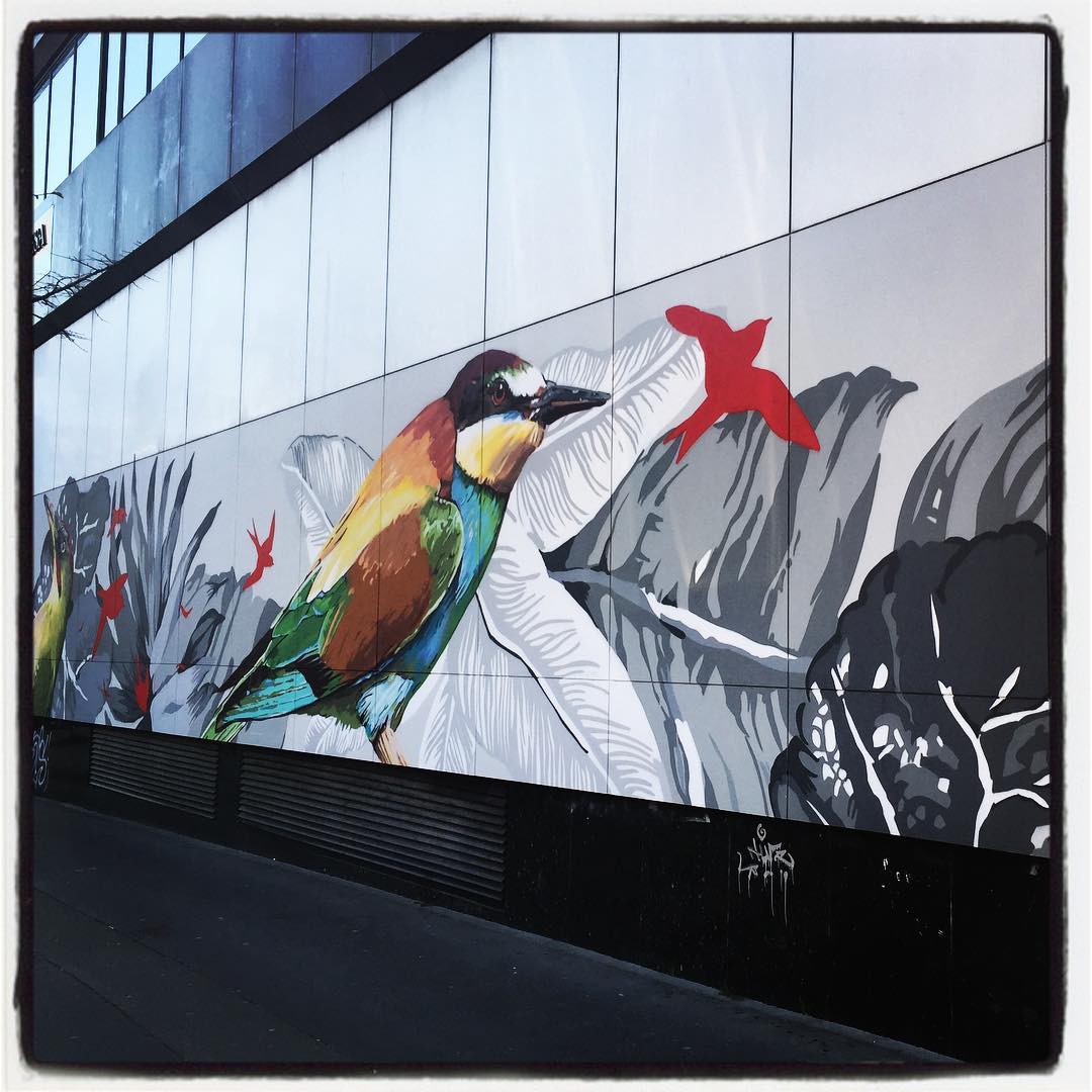 Si hablamos de arte en la calle donde la flora y la fauna sean protagonistas, sin duda, tenemos que hacer referencia al espectacular mural que decora parte de la fachada del centro comercial del barrio de Ariznabarra. Esta alegría para los ojos lleva la firma de la artista Eva Mena. Es toda una muestra de biodiversidad. ¡No se lo pierdan! Es simplemente espectacular.