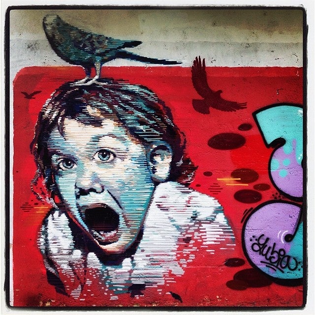 Este ejemplo de arte callejero, que se localiza en la trasera del paseo de La Zumaquera, podría considerarse como una suerte de homenaje a 'Los pájaros', la película de suspense y terror dirigida por Alfred Hitchcock.