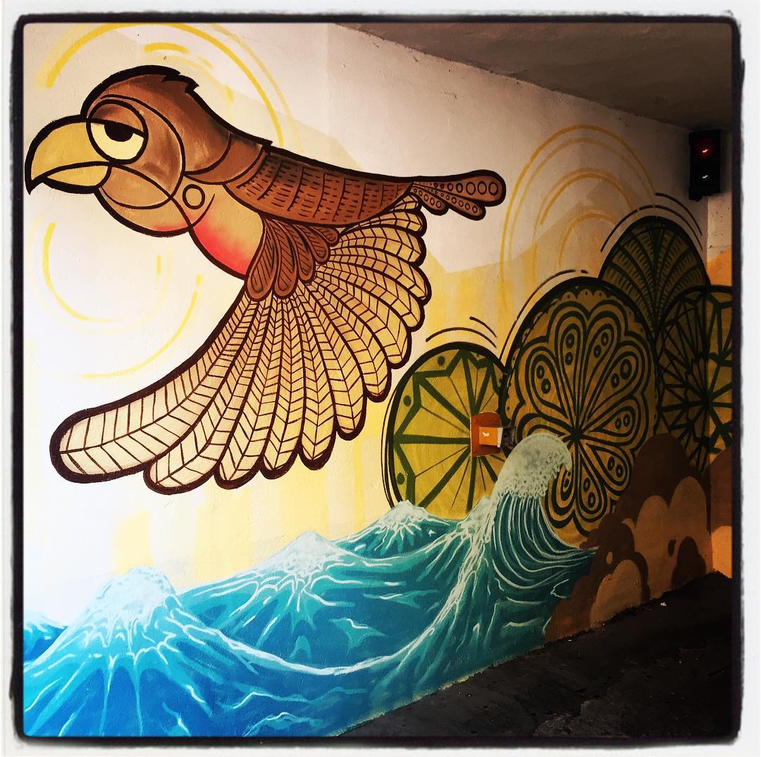 Numerosas comunidades de propietarios del barrio vitoriano de San Martín y de otros distritos de la capital alavesa recurren desde hace años a artistas para llenar de vida y color las entradas de sus garajes. Este, en concreto, destaca por su vistoso cóndor; una reinterpretación de este ave, considerada inmortal por los incas.