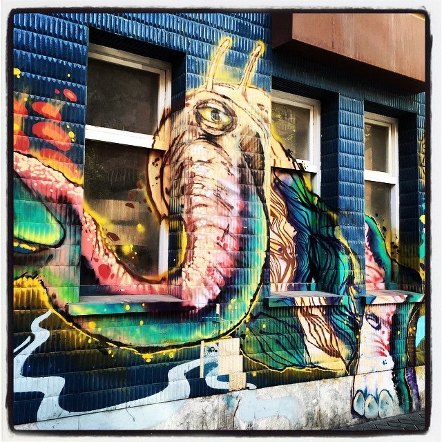 En este rincón de la calle Reyes de Navarra, en el barrio de Zaramaga, destacaba esta impresionante figura; una especie de animal prehistórico con patas de elefante. Al igual que les ocurrió a sus ancestros, ya se ha extinguido. ¡Desventajas del arte efímero!