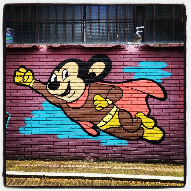 Súper Ratón, también conocido como Mighty Mouse, nació en 1940 como una parodia de Superman. Sus poderes, que tenían su origen en su rica alimentación, le permitían volar y le hacían ser increíblemente fuerte. Esa fortaleza, sin embargo, no le ha servido para sobrevivir en las calles de Vitoria. El grafiti, que ya ha desaparecido, estaba en el barrio de Arana, muy cerca de la escuela de danza José Uruñuela.
