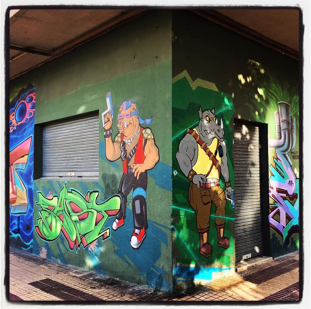 En la trasera de la avenida Santiago es posible descubrir decenas de grafitis y murales a lo largo y ancho de sus lonjas. En esta esquina, nos encontramos con dos extrañas criaturas que parecen estar armadas hasta los dientes.