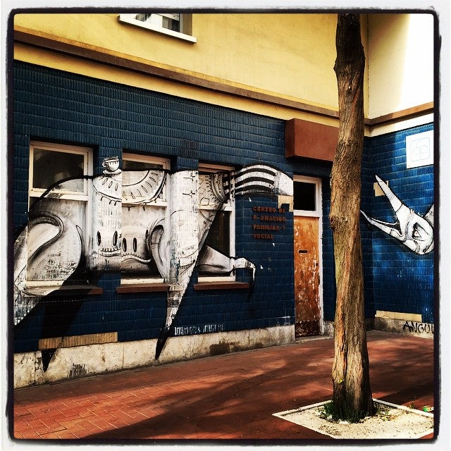 En este rincón de la calle Reyes de Navarra, en el barrio de Zaramaga, destacaba esta impresionante figura; una especie de animal prehistórico con un enorme pico. Al igual que les ocurrió a sus ancestros, ya se ha extinguido. ¡Desventajas del arte efímero!