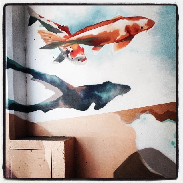 Los garajes comunitarios pintados son toda una oportunidad para que los artistas den rienda suelta a su creatividad. En este aparcamiento de la Avenida Santiago hay todo un muestrario de peces.