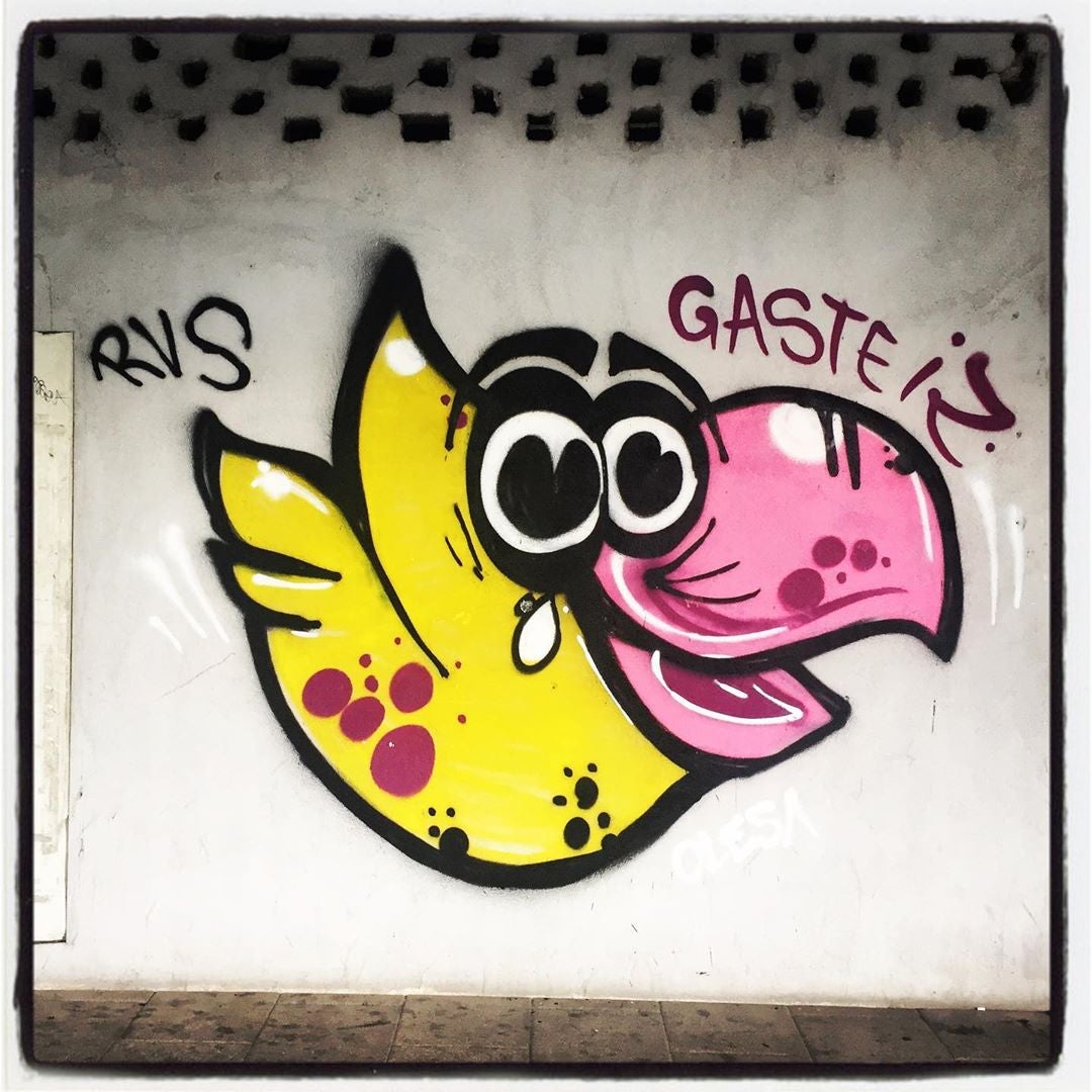 Esta peculiar ave, de ojos gigantes, enorme pico rosado y plumaje de un intenso amarillo chillón, se asoma también por una fachada de la capital alavesa.