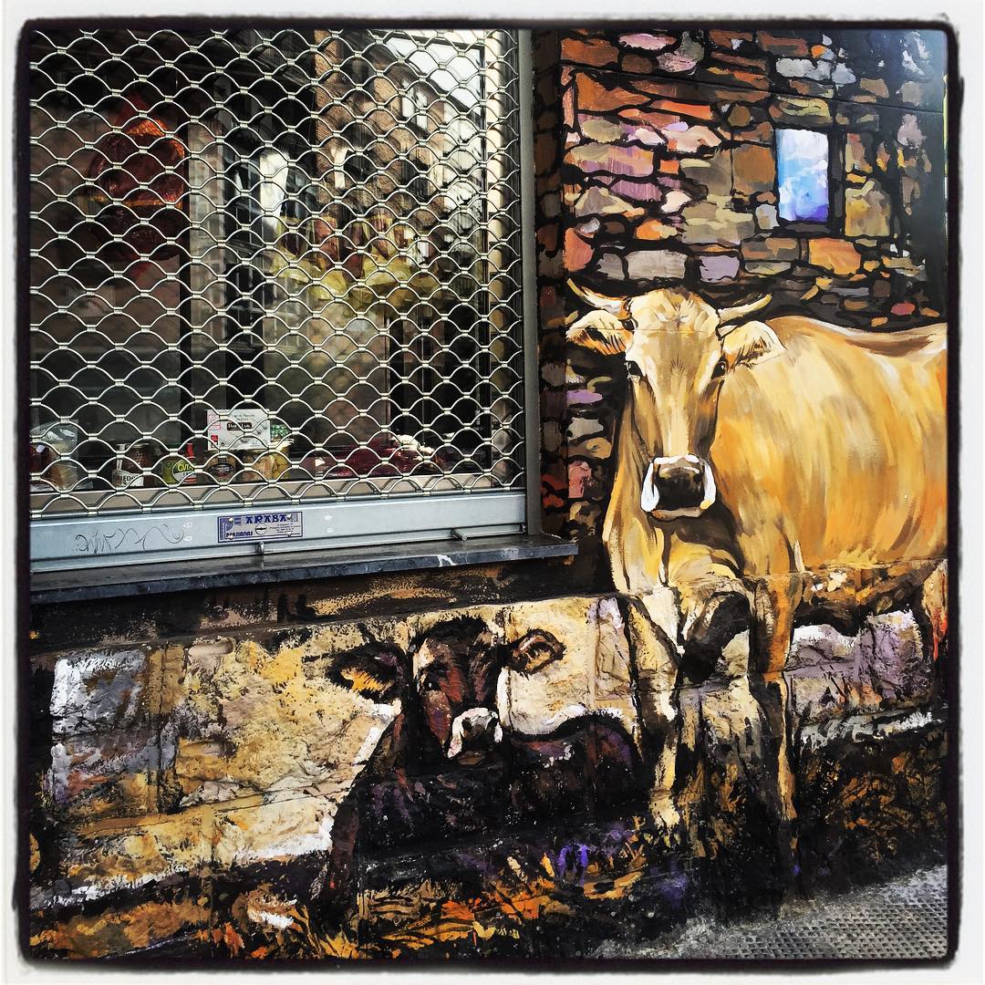 Con su inconfundible estilo y paleta de colores, Pakiyo pintó hace años la fachada de esta carnicería situada en la avenida de Judimendi, en la esquina con la calle Santa Lucía. Las vacas y ovejas gozan de gran protagonismo en una escena muy rural.