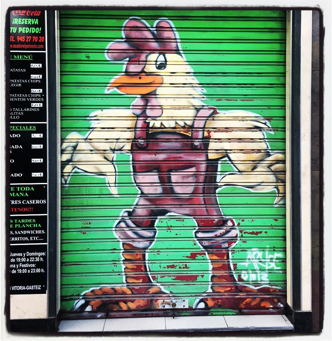 Este llamativo gallo sólo puede lucirse cuando la persiana del asador de pollos de la calle Polvorín Viejo donde está pintado cierra.