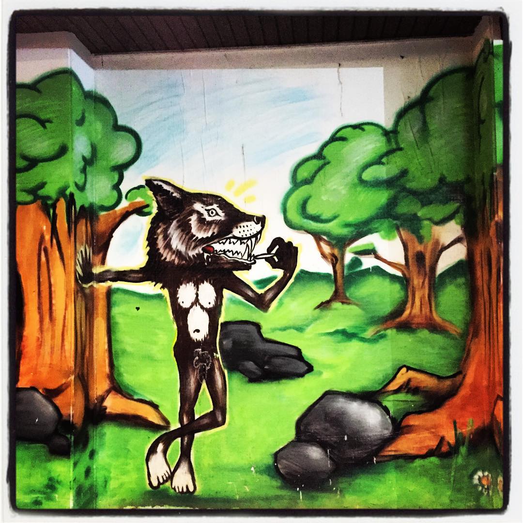 El lobo espera a Caperucita en este bosque pintado en uno de los soportales de la avenida Gasteiz.