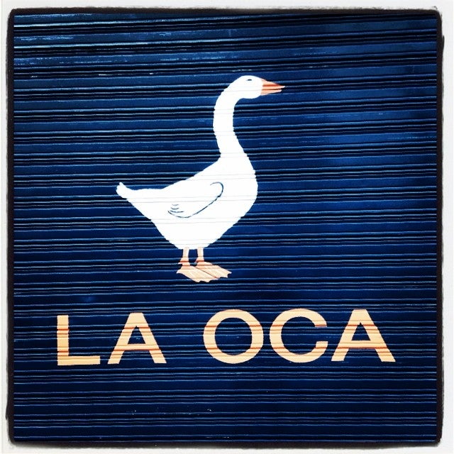 Como no podía ser menos, La Oca, la popular administración de loterías de la calle Sancho el Sabio, tiene pintado sobre su persiana metálica al animal que da nombre al negocio.