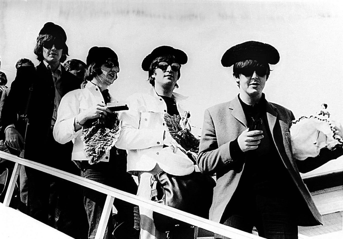 Los Beatles, a su llegada al aeropuerto de Barcelona en 1965.