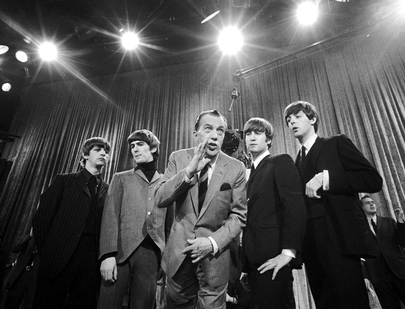 Ed Sullivan (c) junto a los Beatles en la primera aparición del grupo británico en los EEUU.