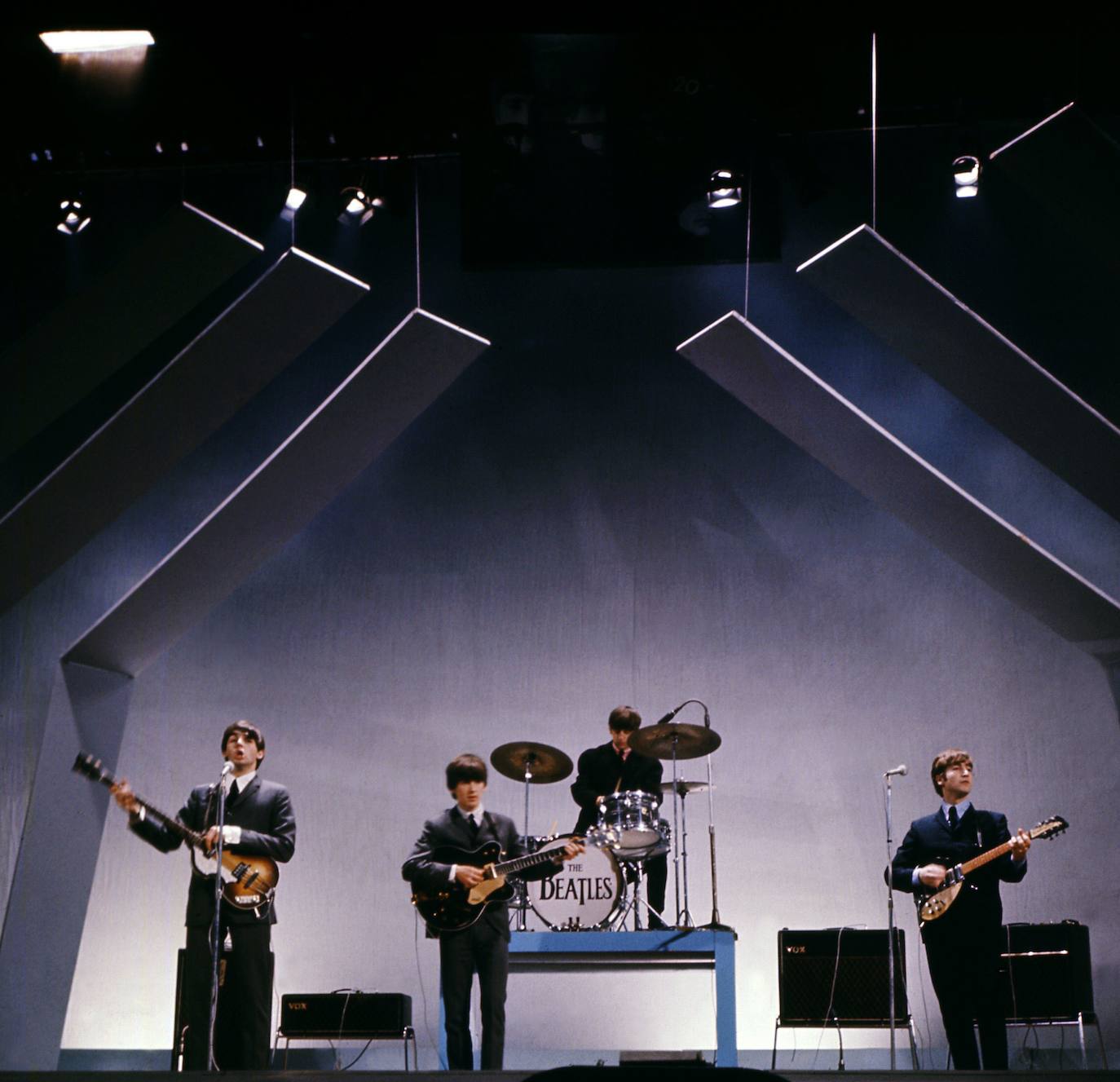 McCartney (l), George Harrison (2-L), Ringo Starr (2-R) y John Lennon (R) actúan en el escenario durante un concierto el 29 de julio de 1965, en Londres. 