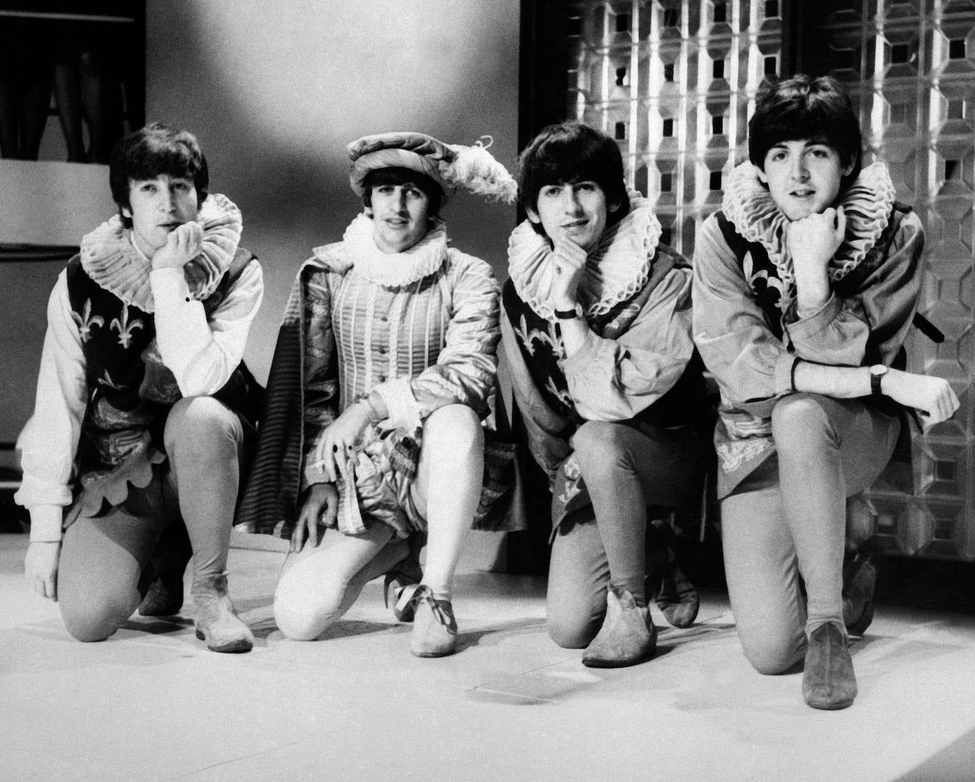 John Lennon, Ringo Starr, George Harrison y Paul McCartney posan durante un ensayo del sueño de una noche de verano de William Shakespeare el 29 de abril de 1964, en Londres.