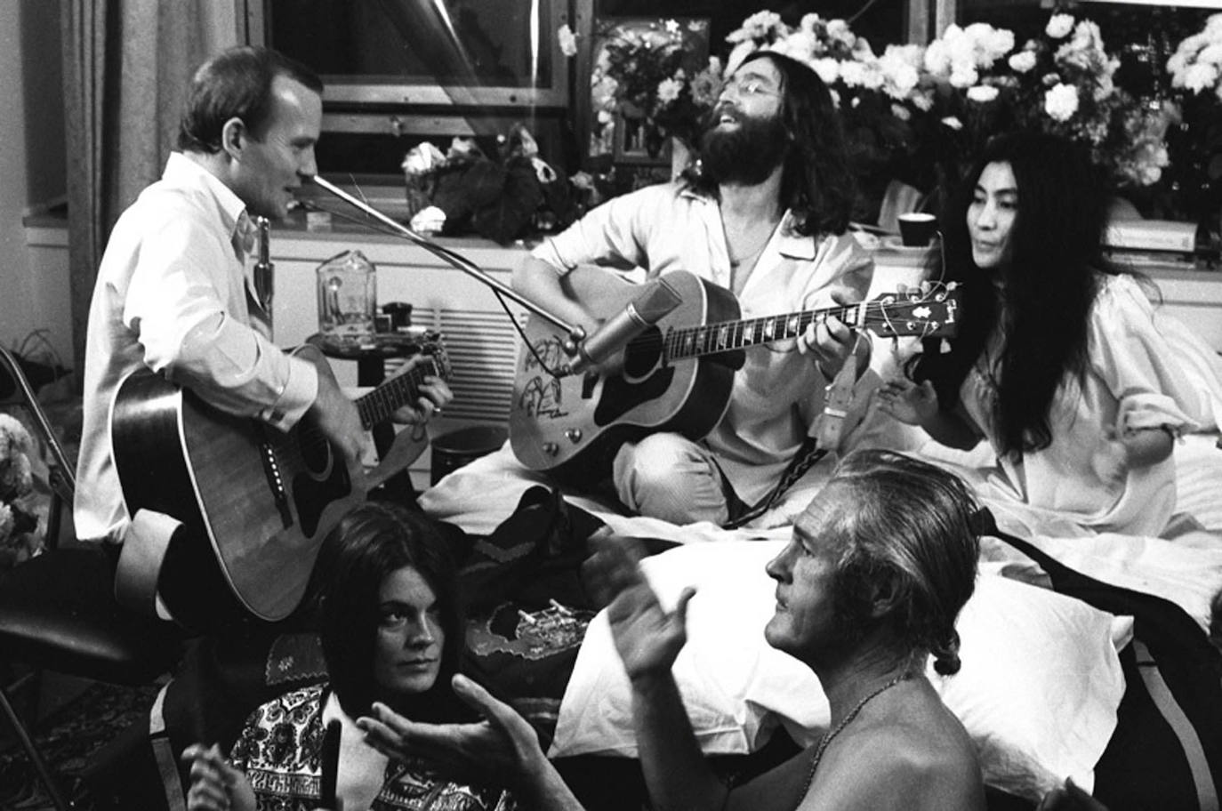 Tommy Smothers, humorista, John y Yoko Ono, cantan "Dale una oportunidad a la paz" en una habitación del Hotel Queen Elizabeth, donde el ex beatle, acompañado de su esposa, permaneció una semana en la cama para protestar contra la guerra de Vietnam.