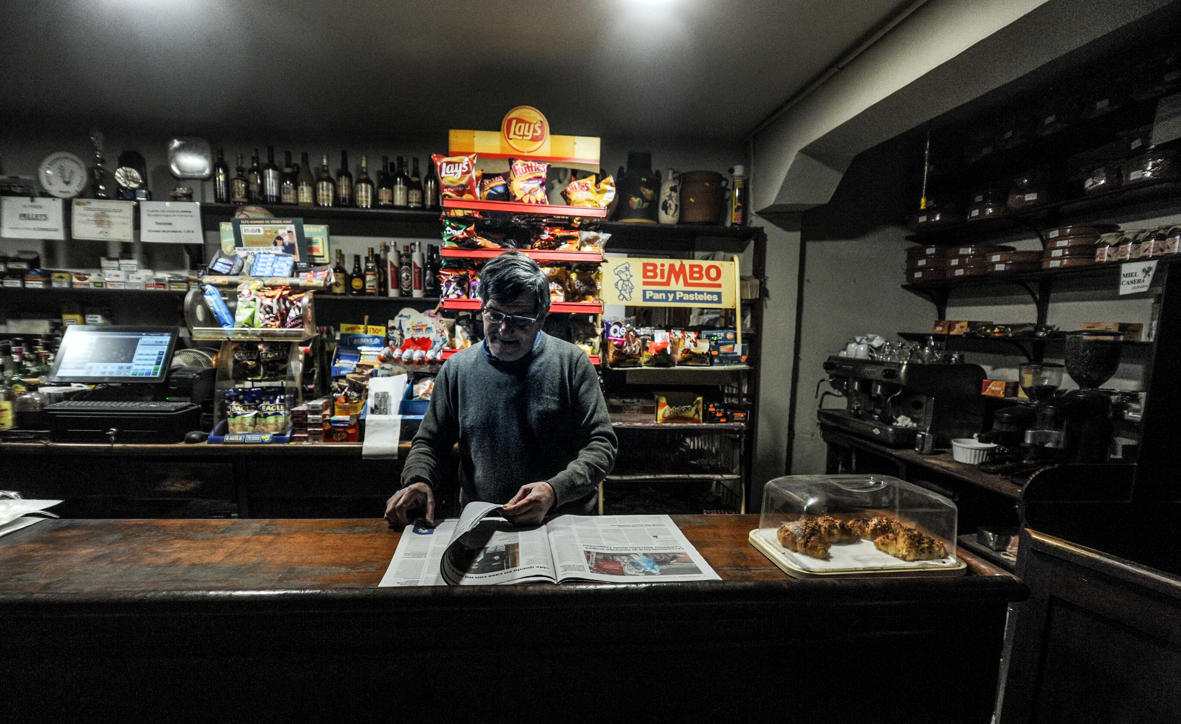 Luis Mari Gort lamenta la estampa «triste» que le rodea estos días en el bar Ruiz de Espejo. Pese a no poder servir alcohol, vende tabaco y pellets a los vecinos de la zona.