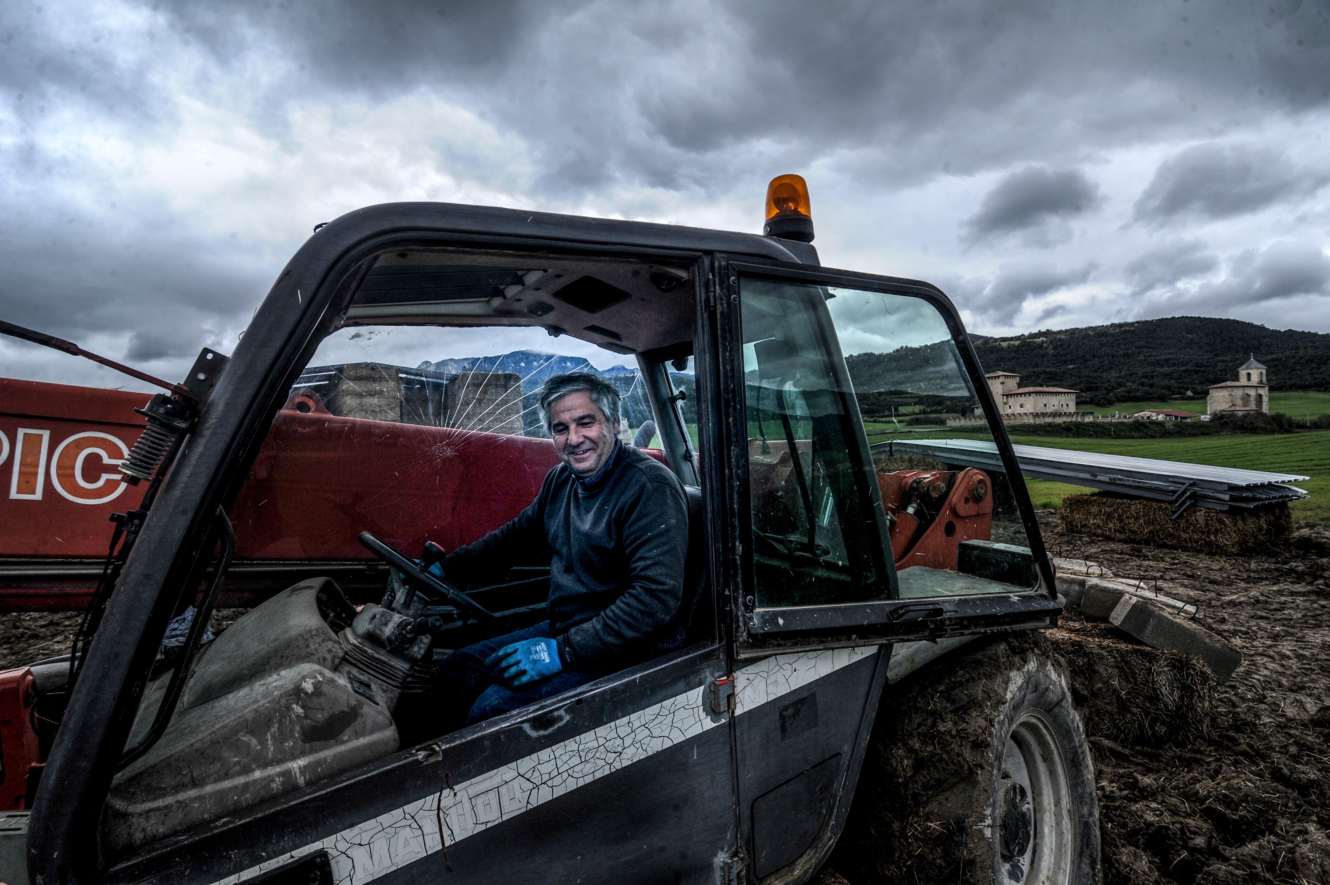 José Ángel recoge decenas de fardos de paja en Valdegovía para producir biomasa y dar de comer a las vacas de los ganaderos cercanos.