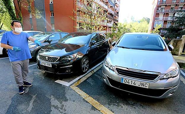 Un vecino de Renteria comprueba los daños en su coche.