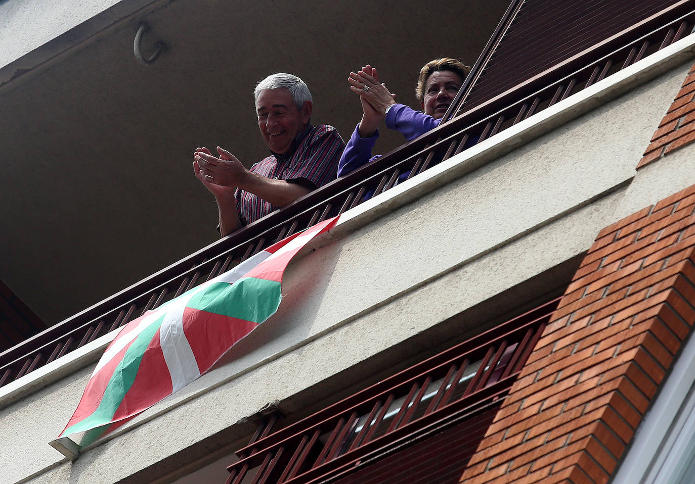 Fotos: Los políticos vascos celebran el Aberri Eguna con la ikurriña en el balcón