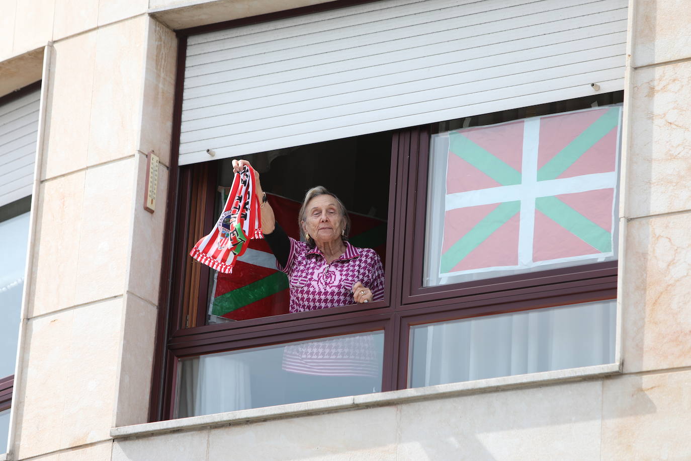 La bufanda del Athletic y la ikurriña en la ventana.