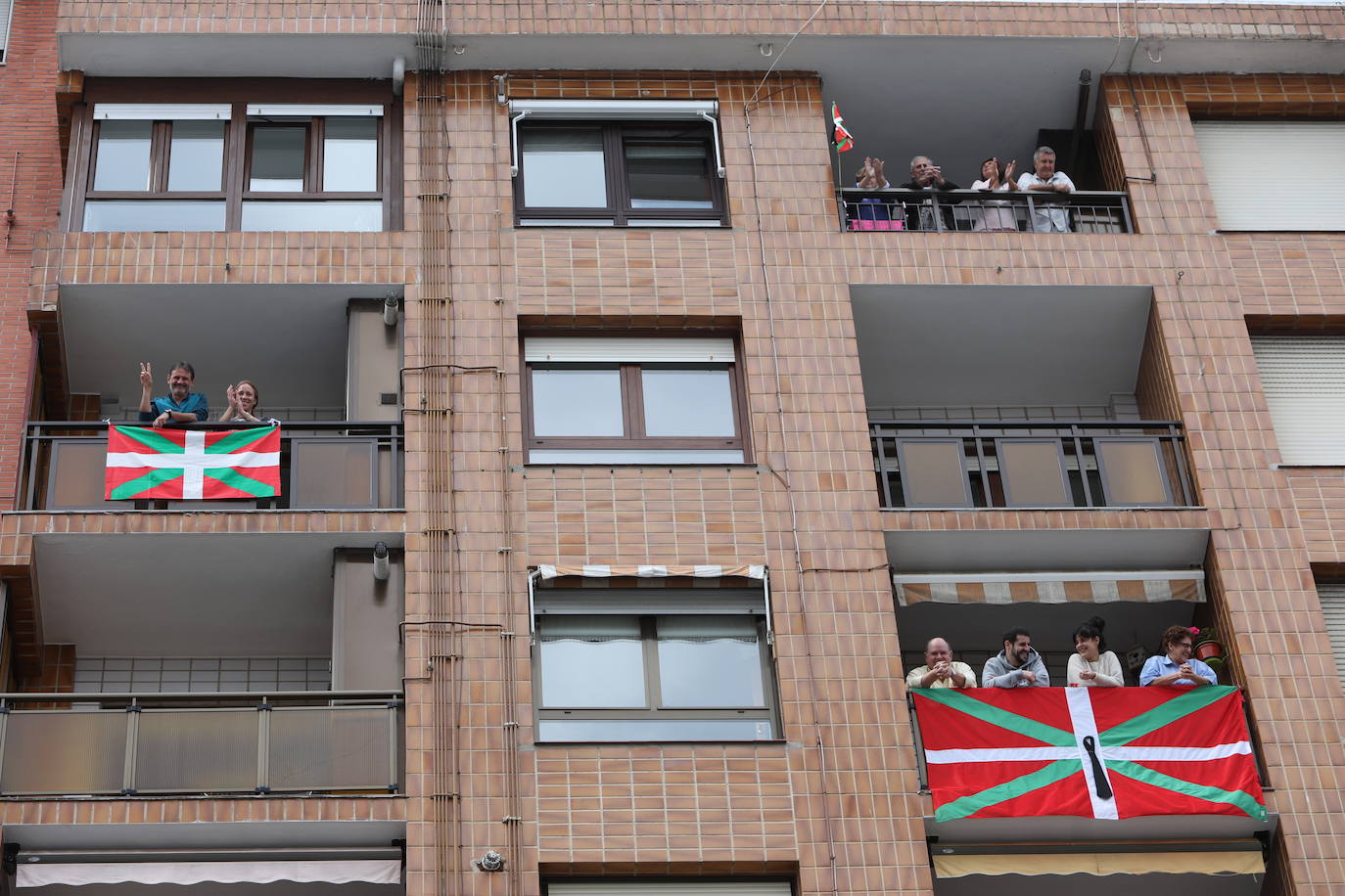 Unos vecinos de Bermeo, con las ikurriñas