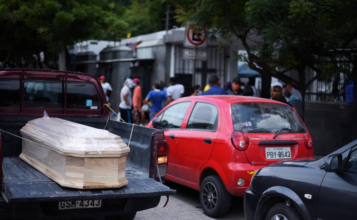 Colapso de vehículos en el cementerio de Guayaquil. 