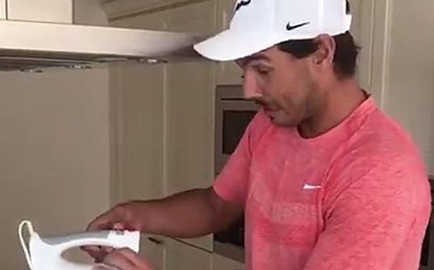 Nadal coge la batidora al revés.