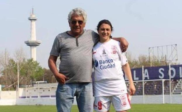 Silvana 'Pîpi' Peralta vive en la cancha de Sacachispas con su padre y sus dos hijos. 